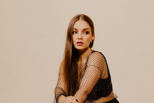 Ultimate guide to expertly contouring a round face: unveil the secrets to flawless sculpting!