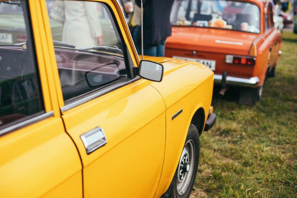 How is technology impacting women's fashion in the UK?